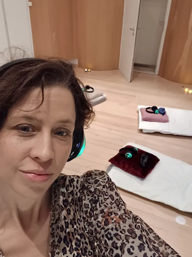 De ruimte klaargemaakt voor een sessie, met matten en koptelefoons