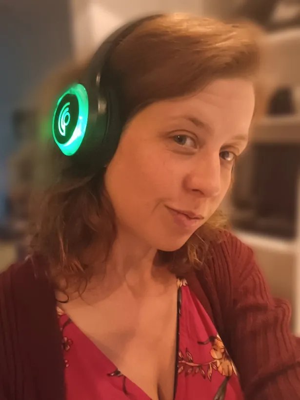 Rebecca met haar 9D koptelefoon op